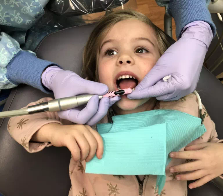 Mała dziewczynka u dentysty