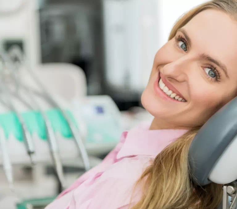 Uśmiechnięta pacjentka u dentysty